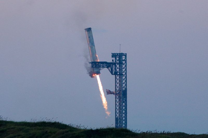 © Reuters. SpaceX's Super Heavy booster lands during SpaceX Starship's fifth flight test, in Boca Chica, Texas, U.S., October 13, 2024.  REUTERS/Kaylee Greenlee Bea   