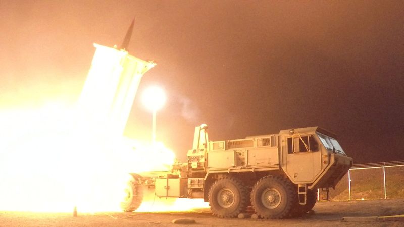 © Reuters. FILE PHOTO: A Terminal High Altitude Area Defense (THAAD) interceptor is launched from the Pacific Spaceport Complex Alaska during Flight Experiment THAAD (FET)-01 in Kodiak, Alaska, U.S. on July 30, 2017. Courtesy Leah Garton/Missile Defense Agency/Handout via REUTERS/File photo