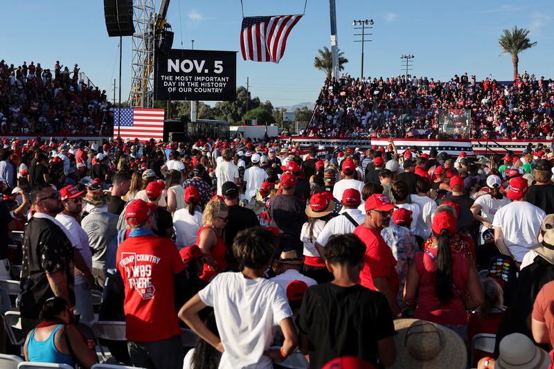 © Reuters. FILE PHOTO: A message is displayed on a screen, during a rally for Republican presidential nominee and former U.S. President Donald Trump, in Coachella, California, U.S., October 12, 2024.  REUTERS/Mike Blake/File photo