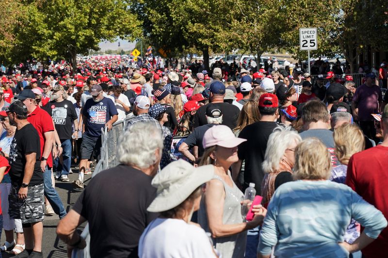 &copy; Reuters. Supporters wait ahead of a campaign rally held by Republican presidential nominee and former U.S. President Donald Trump, in Prescott Valley, Arizona, U.S., October 13, 2024.  REUTERS/Go Nakamura