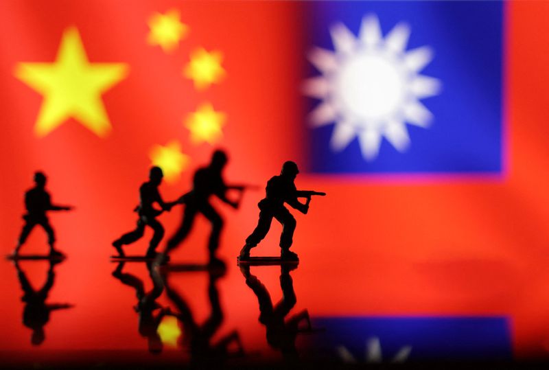 © Reuters. File photo: Solider miniatures are seen in front of displayed Chinese and Taiwanese flags in this illustration taken, April 11, 2023. REUTERS/Dado Ruvic/Illustration/File photo