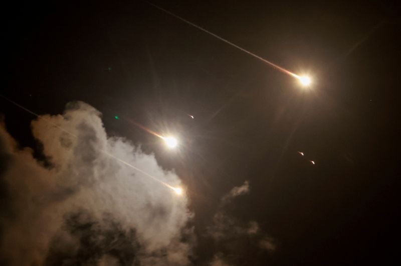 &copy; Reuters. FILE PHOTO: Projectiles are seen in the sky after Iran fired a salvo of ballistic missiles, amid cross-border hostilities between Hezbollah and Israel, as seen from Tel Aviv, Israel, October 1, 2024. REUTERS/Ammar Awad/File Photo