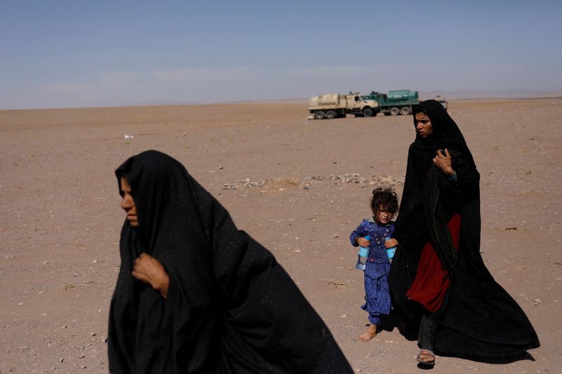 © Reuters. FILE PHOTO: Afghan women walk after the recent earthquake in the district of Zinda Jan, in Herat, Afghanistan October 10, 2023. REUTERS/Ali Khara/File Photo