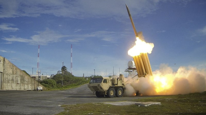 © Reuters. FILE PHOTO: A Terminal High Altitude Area Defense (THAAD) interceptor is launched, in this undated handout photo. U.S. Department of Defense, Missile Defense Agency/Handout via Reuters/File Photo