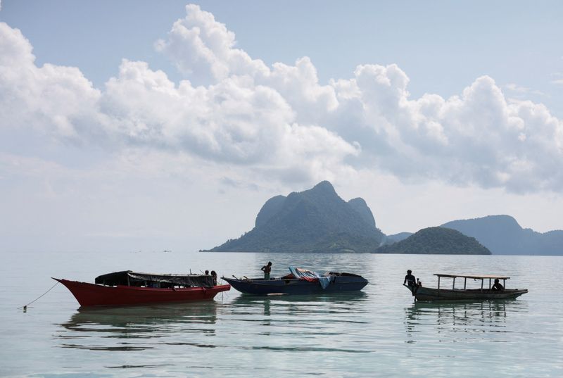 © Reuters. Houseboats of the indigenous seaborne Bajau Laut community anchor in the waters of Semporna, Malaysia August 20, 2024. REUTERS/Hasnoor Hussain