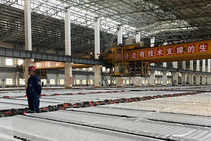 © Reuters. FILE PHOTO: Employees work at a copper smelter in Yantai, Shandong province, China April 26, 2023. REUTERS/Siyi Liu/File Photo