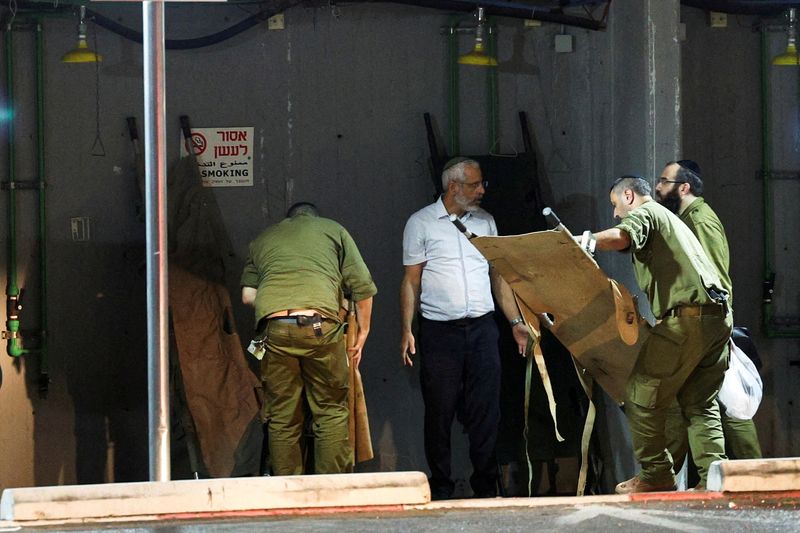 &copy; Reuters. Israeli soldiers and a man fold gurneys following a drone attack from Lebanon, amid cross-border hostilities between Hezbollah and Israel, at Sheba Medical Centre in Ramat Gan, Israel October 13, 2024. REUTERS/Violeta Santos Moura