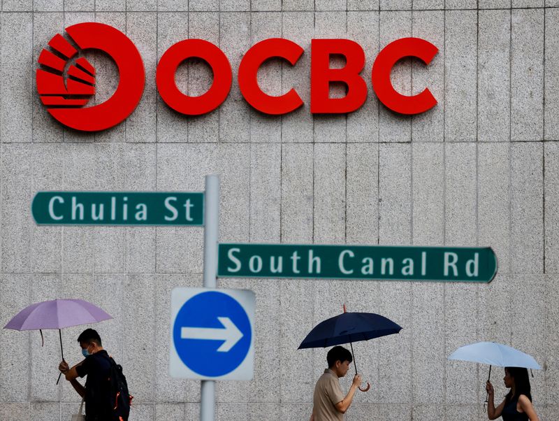 © Reuters. FILE PHOTO: People pass an OCBC Bank signage in Singapore July 11, 2023. REUTERS/Edgar Su/File Photo