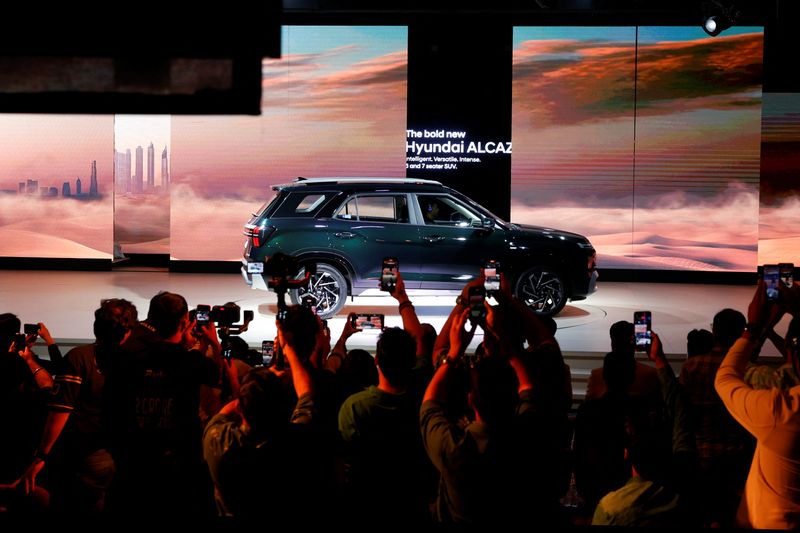 &copy; Reuters. Visitors use their mobile phones to film the new Hyundai Alcazar, an SUV, during its launch in New Delhi, India, September 9, 2024. REUTERS/Priyanshu Singh/File Photo