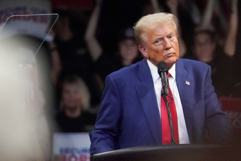 © Reuters. Republican presidential nominee and former U.S. President Donald Trump looks on during a campaign rally in Prescott Valley, Arizona, U.S., October 13, 2024.  REUTERS/Go Nakamura