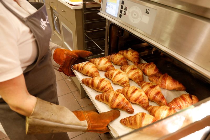 &copy; Reuters. FILE PHOTO: An employee takes out of the oven a tray of croissants at La Croissanterie food chain in Paris, France, September 7, 2017.   REUTERS/Charles Platiau/File Photo