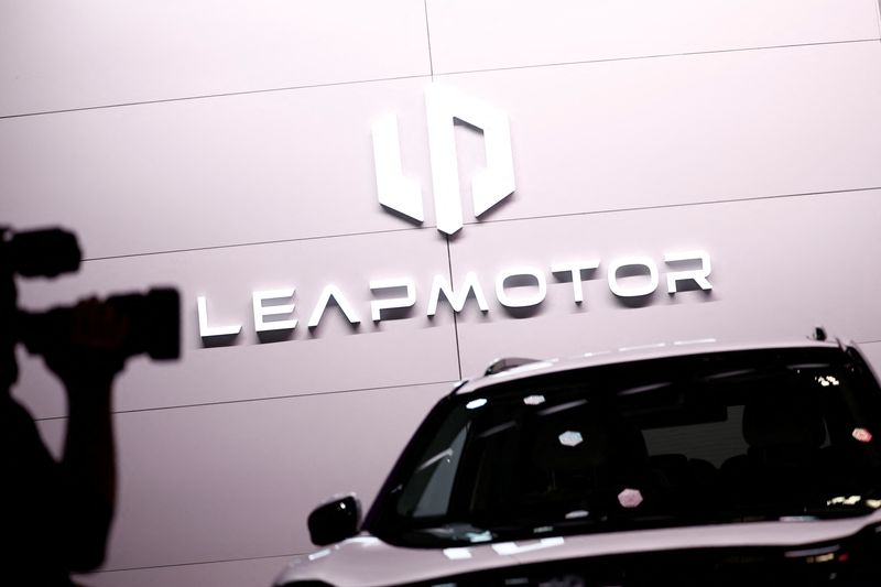 &copy; Reuters. Il logo di Leapmotor durante la giornata mediatica del Salone dell'Auto di Parigi 2024 a Parigi, Francia, 14 ottobre 2024. REUTERS/Benoit Tessier