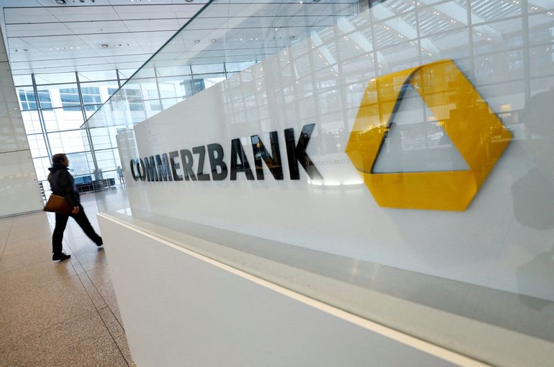 &copy; Reuters. Il logo di una società viene raffigurato presso la sede della Commerzbank AG tedesca durante la conferenza stampa sui risultati annuali a Francoforte, Germania, 13 febbraio 2020.  Foto REUTERS/Ralph Orlowski