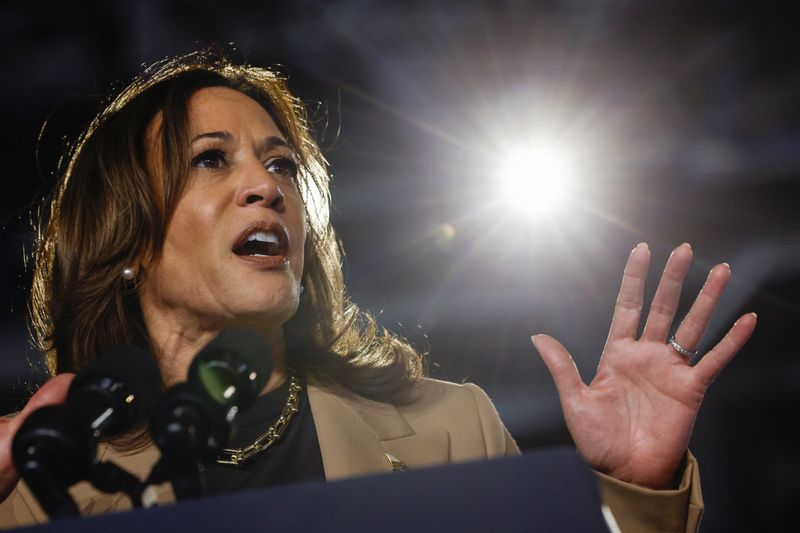 &copy; Reuters. FILE PHOTO: Democratic presidential nominee and U.S. Vice President Kamala Harris speaks during a campaign event at Rawhide Event Space, in Chandler, Arizona, U.S., October 10, 2024. REUTERS/Evelyn Hockstein/File Photo