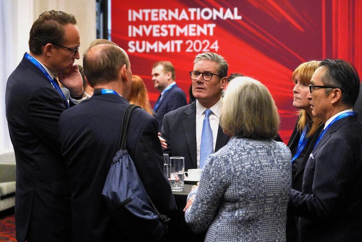 &copy; Reuters. Prime Minister Keir Starmer speaks with leaders from across the UK during the International Investment Summit in London, which brings together up to 300 industry leaders to boost investment in the UK, October 14, 2024.  Jonathan Brady/Pool via REUTERS