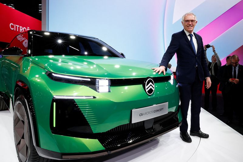 &copy; Reuters. Carlos Tavares, amministratore delegato di Stellantis, posa davanti a una concept car Citroen C5 Aircross durante la giornata mediatica del Salone dell'Auto di Parigi 2024 a Parigi, Francia, 14 ottobre 2024. REUTERS/Benoit Tessier