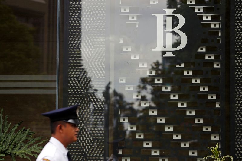 © Reuters. FOTO FILE: Seorang anggota keamanan berjalan saat berpatroli di Kantor Pusat Bank Indonesia di Jakarta, Indonesia, 17 Januari 2019. REUTERS/Willy Kurniawan/File Foto