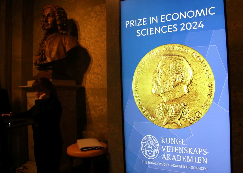 &copy; Reuters. Una vista mostra uno schermo dell'Accademia reale svedese delle scienze dove viene annunciato il premio Nobel per le scienze economiche a Stoccolma, Svezia, 14 ottobre 2024. REUTERS/Tom Little