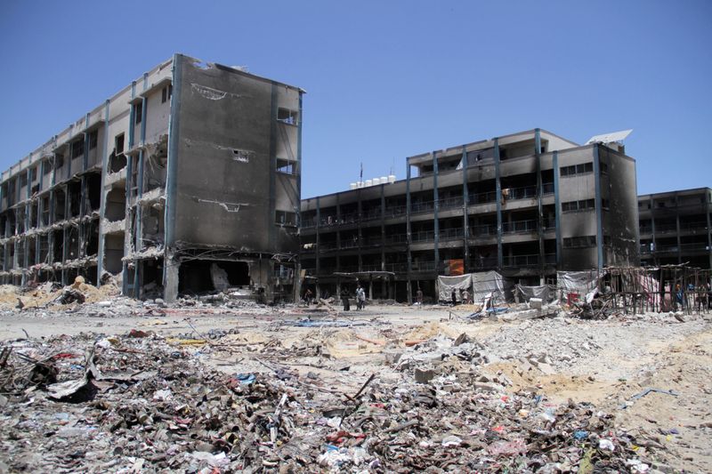 &copy; Reuters. Palestinians inspect the damage at an UNRWA affiliated school, after Israeli forces withdrew from Jabalia refugee camp, following a raid, in the northern Gaza Strip, May 31, 2024. REUTERS/Mahmoud Issa/File Photo