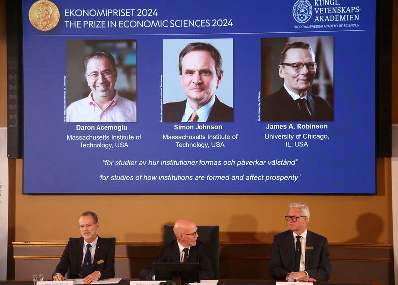 © Reuters. Academy of Sciences permanent secretary Hans Ellegren, Jakob Svensson and Jan Teorell, of the Nobel Assembly at the Swedish Riksbank announce the Swedish Riksbank's prize in economic science in memory of Alfred Nobel 2024, which goes to Daron Acemoglu, Simon Johnson and James A. Robinson, during a press meeting at the Royal Swedish Academy of Sciences in Stockholm, Sweden, October 14, 2024. REUTERS/Tom Little