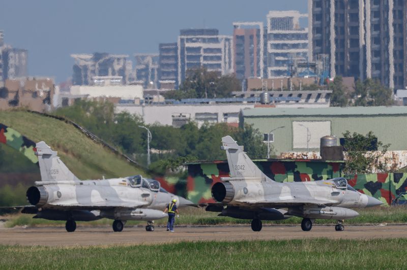 &copy; Reuters. Caças Mirage 2000, da Força Aérea de Taiwan, se preparam para decolagem na Base Aérea de Hsinchu, em Hsinchu, Taiwann14/10/2024 REUTERS/Tyrone Siu