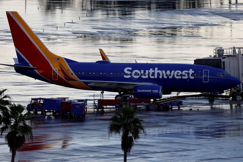 © Reuters. FILE PHOTO: A Southwest Airlines jet sits at a gate at Orlando International Airport in Orlando, Florida, U.S., October 11, 2021 . REUTERS/Joe Skipper/File Photo