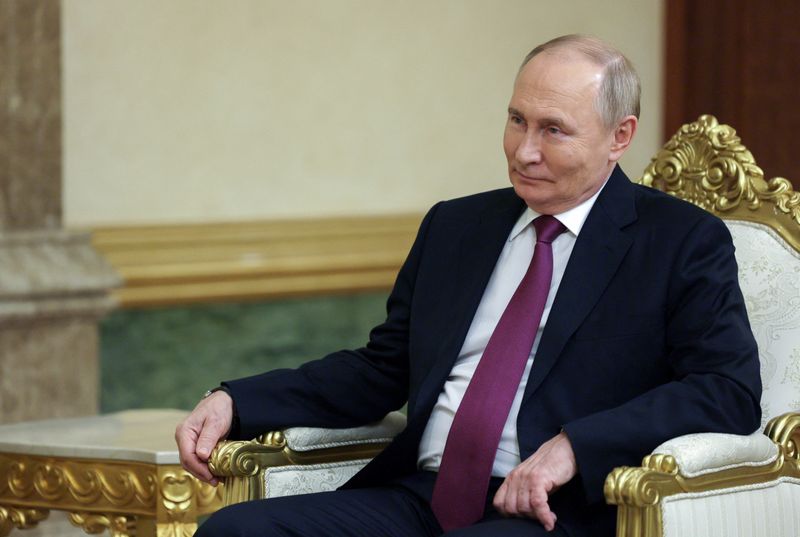 &copy; Reuters. FILE PHOTO: Russian President Vladimir Putin is seen during a meeting in Ashgabat, Turkmenistan October 11, 2024.  Sputnik/Gavriil Grigorov/Pool via REUTERS/File Photo