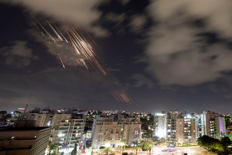 © Reuters. FILE PHOTO: Israel's Iron Dome anti-missile system intercepts rockets after Iran fired a salvo of ballistic missiles, as seen from Ashkelon, Israel, October 1, 2024 REUTERS/Amir Cohen/File Photo