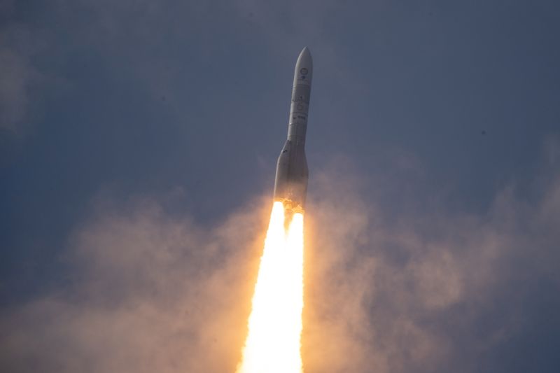 &copy; Reuters. Il razzo Ariane 6 in volo a Kourou, in Guinea francese. European Space Agency (ESA)/Manuel Pedoussaut/Handout via REUTERS   