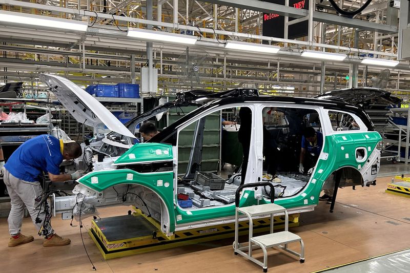 © Reuters. Employees work on an electric vehicle (EV) production line during an organised media tour to a factory under Jiangling Group Electric Vehicle (JMEV), in Nanchang, Jiangxi province, China May 22, 2024. REUTERS/Kevin Krolicki/File Photo