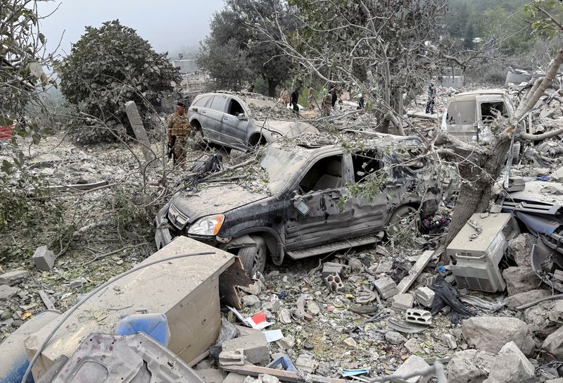 © Reuters. Lebanese army soldier stands near destroyed vehicles at a site damaged by an Israeli air strike in the Christian-majority region of Aitou in north Lebanon, the Lebanese health ministry said, October 14, 2024. REUTERS/Omar Ibrahim