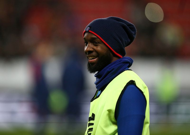 &copy; Reuters. Lassana Diarra se aquece antes de partida entre Paris St Germain e Stade Rennes pela Copa da Liga Francesan30/01/2018 REUTERS/Stephane Mahe