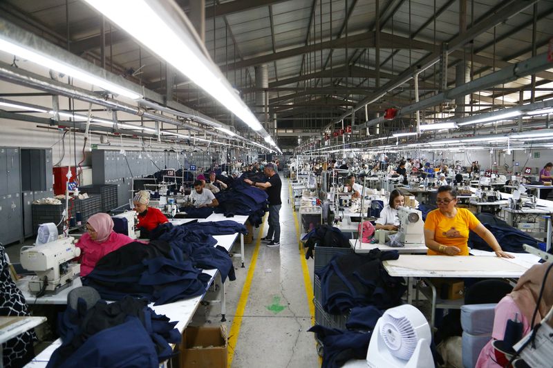 © Reuters. Employees work at a garment factory at the organized industrial zone in Corum, Turkey, August 23, 2024. REUTERS/Cagla Gurdogan/File Photo