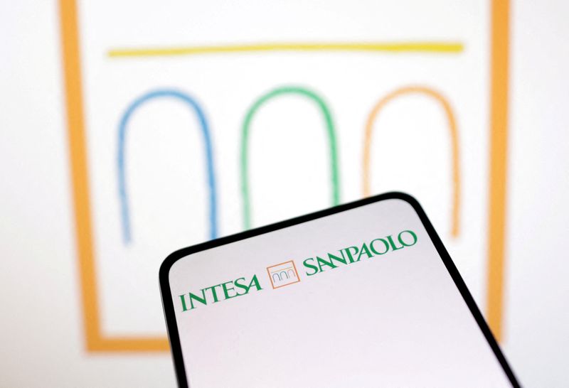 &copy; Reuters. Il logo di Banca Intesa Sanpaolo in questa foto del 12 marzo 2023. REUTERS/Dado Ruvic/Illustrazione/File Photo