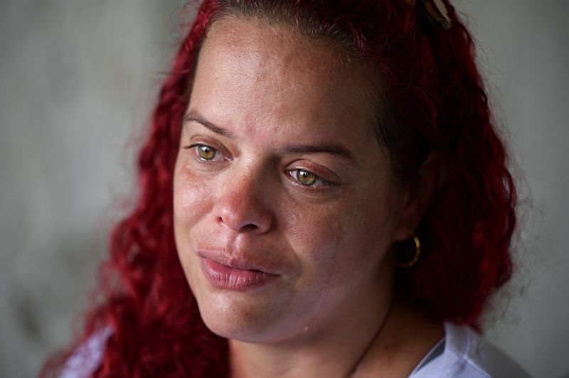 © Reuters. Dennys Benitez reacts while speaking about her 17-year-old son Luis David Lopez Benitez, who she says was detained while on his way home from shopping for diapers for his child, as protests challenging the election results were taking place, in Valencia, Venezuela, October 8, 2024. REUTERS/Gaby Oraa