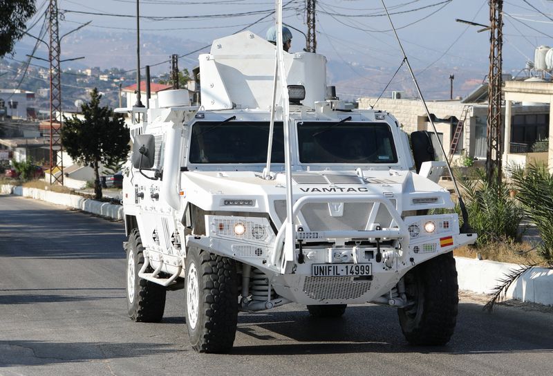 &copy; Reuters. Un veicolo delle forze di pace dell'Onu (Unifil) a Marjayoun, vicino al confine con Israele, nell-ambito delle ostilità in corso tra Hezbollah e le forze israeliane, nel Libano meridionale, l'11 ottobre 2024. REUTERS/Karamallah Daher