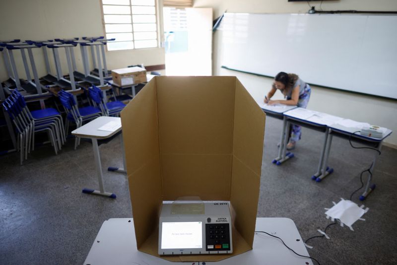 © Reuters. Urna eletrônica instalada em local de votação em Brasília
01/10/2022
REUTERS/Adriano Machado