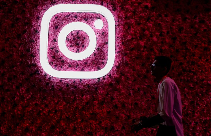 © Reuters. A man walks past a logo of mobile application Instagram, during a conference in Mumbai, India, September 20, 2023. REUTERS/Francis Mascarenhas/ File Photo