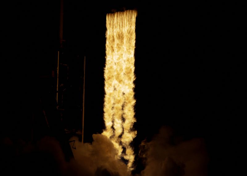 © Reuters. Flames are shown as a SpaceX Falcon Heavy rocket is launched for the Europa Clipper mission to study one of Jupiter's 95 moons, at the Kennedy Space Center in Cape Canaveral, Florida, U.S. October 14, 2024. REUTERS/Joe Skipper