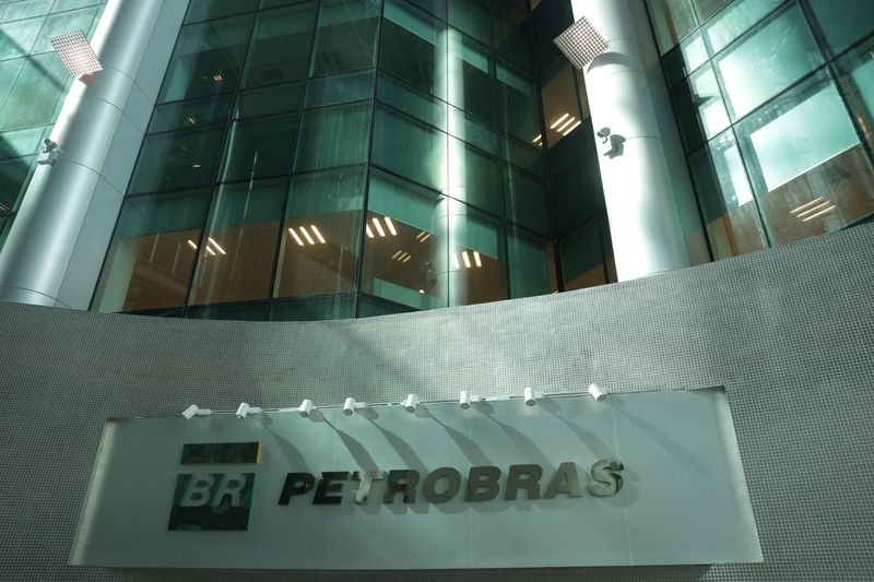 © Reuters. FILE PHOTO: Brazil's state-run oil company Petrobras logo is pictured at its building in Rio de Janeiro, Brazil July 17, 2023. REUTERS/Ricardo Moraes/File Photo