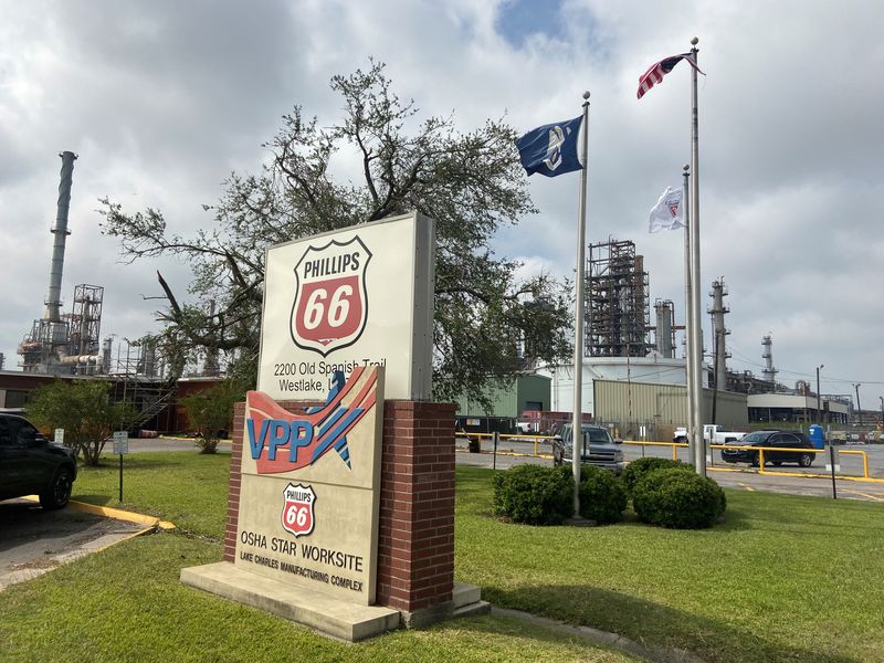 © Reuters. FILE PHOTO: Flags wave in front of the Phillips 66 refinery near Lake Charles, Louisiana, U.S. October 11, 2020. REUTERS/Stephanie Kelly/File Photo