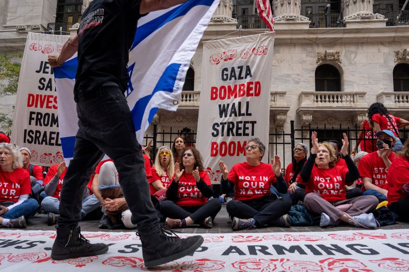 © Reuters. Pro-Israeli counter-protestors heckle pro-Palestinian protestors at the New York Stock Exchange (NYSE) during a protest for the ongoing war between Israel and Hamas in New York City, U.S., October 14, 2024. REUTERS/David Dee Delgado