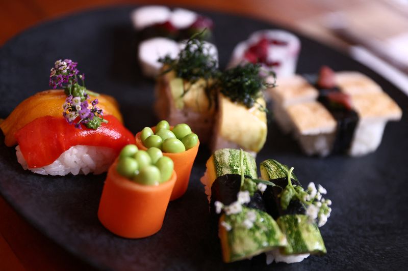 © Reuters. View of a dish with sushi-like bites prepared with soy products, such as tofu and edamame, in the vegetarian restaurant Sushimar in Sao Paulo, Brazil September 17, 2024. REUTERS/Carla Carniel