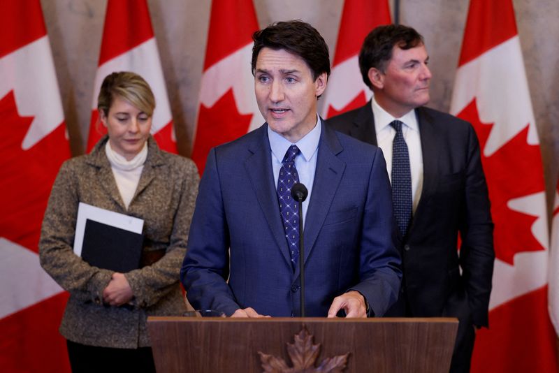 © Reuters. Canada's Prime Minister Justin Trudeau, with Minister of Foreign Affairs Melanie Joly, and Minister of Public Safety, Democratic Institutions and Intergovernmental Affairs Dominic LeBlanc, takes part in a press conference about the Royal Canadian Mounted Police's investigation into 