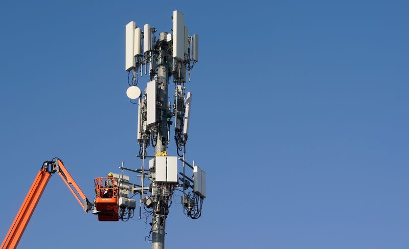 © Reuters. A contract crew from Verizon installs 5G telecommunications equipment on a tower in Orem, Utah, U.S. December 3, 2019. Picture taken December 3, 2019.  REUTERS/George Frey/File Photo