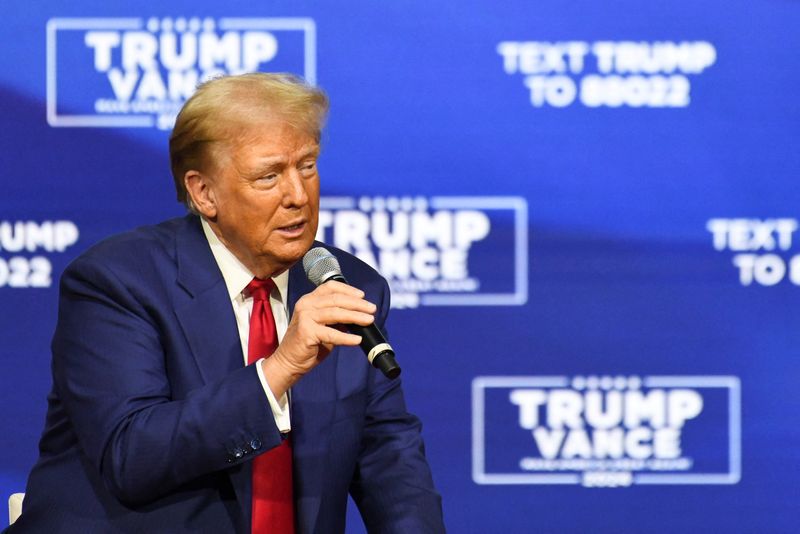 &copy; Reuters. Republican presidential nominee former U.S. President Donald Trump speaks during a town hall campaign event in Oaks, Pennsylvania, U.S., October 14, 2024.  REUTERS/David Muse