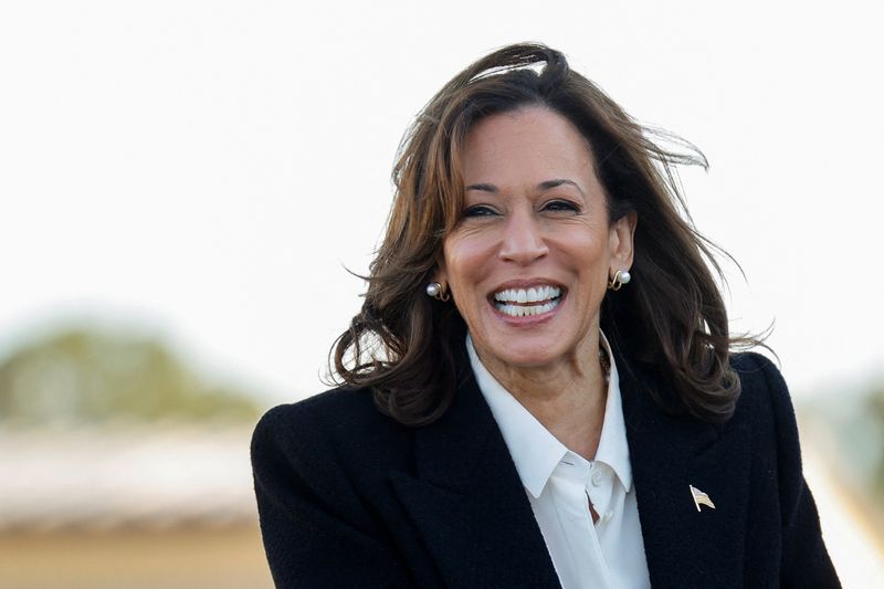 © Reuters. FILE PHOTO: Democratic presidential candidate U.S. Vice President Kamala Harris reacts to her departure at Pitt-Greenville Airport in Greenville, North Carolina, U.S., October 13, 2024. REUTERS/Jonathan Drak/File Photo