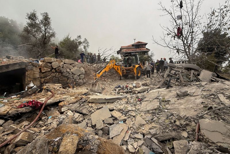 &copy; Reuters. Rescuers work at a site damaged by an Israeli air strike in the Christian-majority region of Aitou in north Lebanon, the Lebanese health ministry said, October 14, 2024. REUTERS/Omar Ibrahim