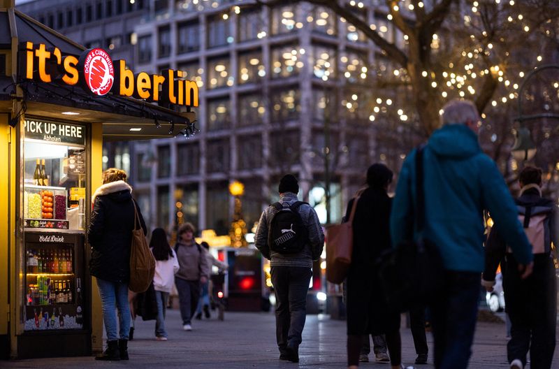 &copy; Reuters. People walk next to a Doner kebab and Currywurst booth at Kurfuerstendamm shopping street during Christmas season in Berlin, Germany, December 18, 2023.  REUTERS/Lisi Niesner/File Photo