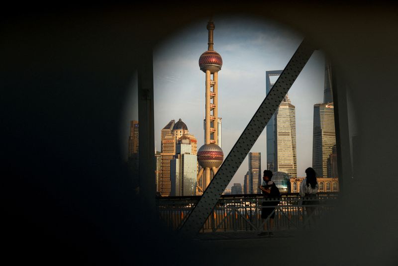 &copy; Reuters. FILE PHOTO: A view of the financial district of Pudong is seen through a hole on a bridge in Shanghai, China September 27, 2024. REUTERS/Tingshu Wang/File photo